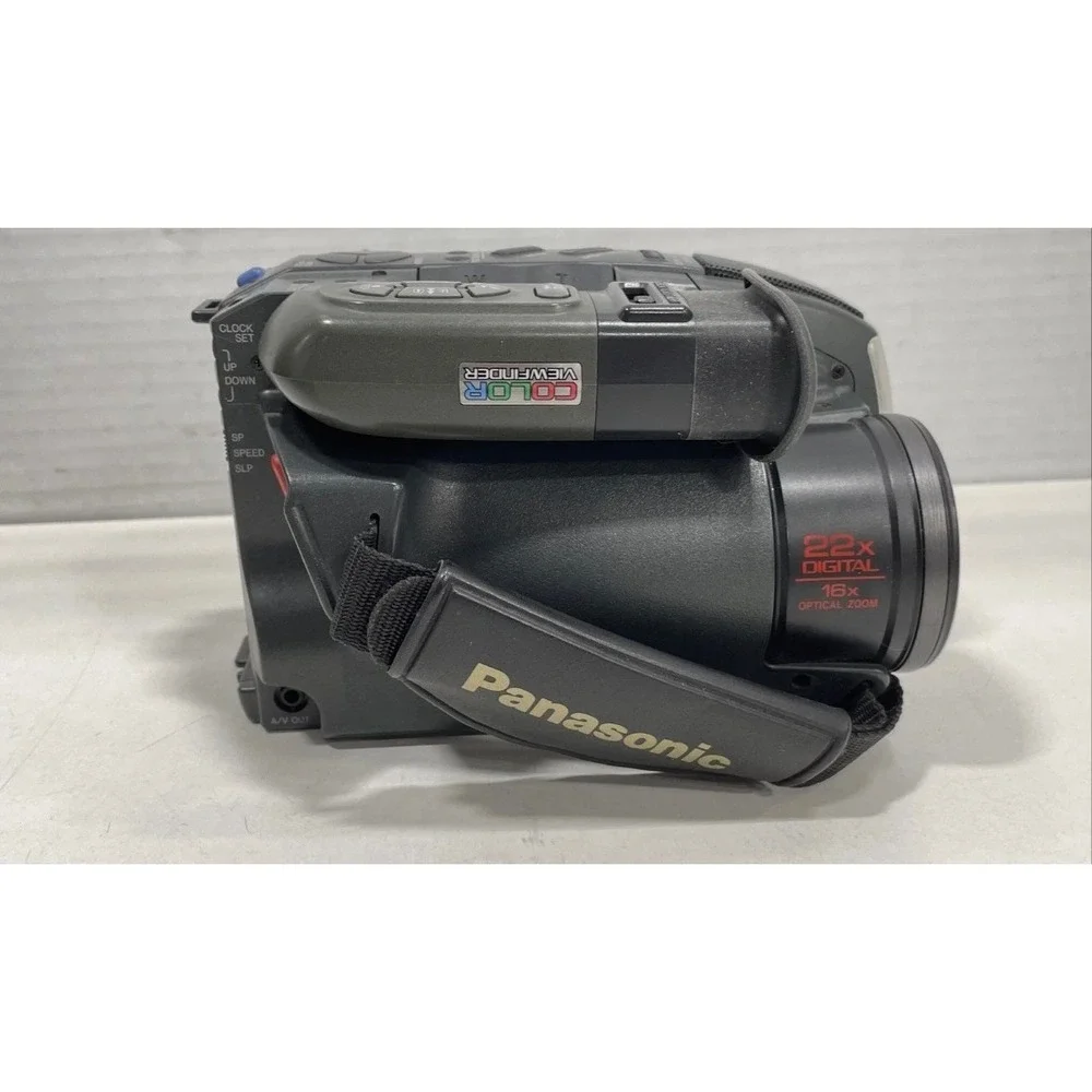 Panasonic Palmcorder IQ PV-D406 VHS-C Camcorder 22x Digital Zoom EIS‎ Bundle Bag